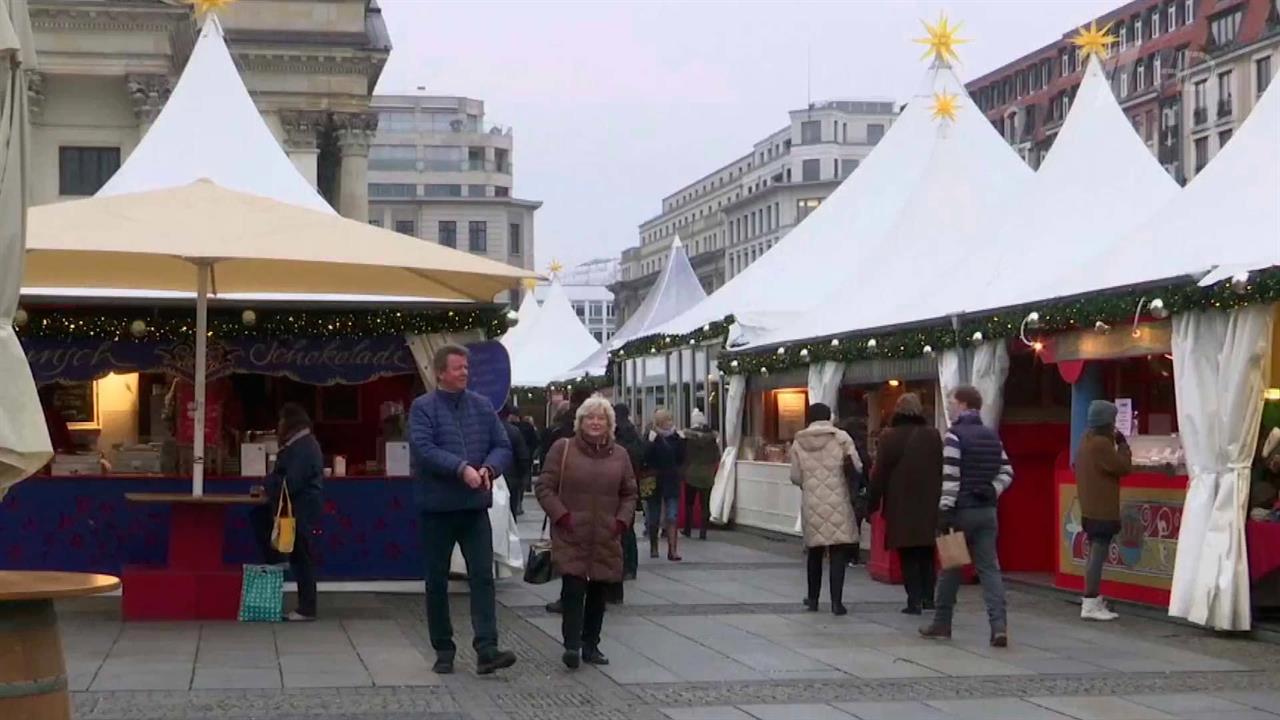 В Берлине вновь заработала рождественская ярмарка, где на днях произошел теракт