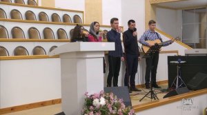 На далёком холме, средь деревьев и скал (Старый крест) / Песня