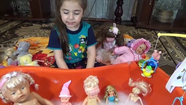 ИГРА С КУКЛАМИ ВАННА С ПЕНОЙ И ШАРИКАМИ, Ролик для детей! смотреть онлайн