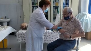 Наложение шины Крамера на предплечье