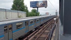 Перегонка 81-717/714.6 на парад поездов прибывает на станцию метро Коломенская.