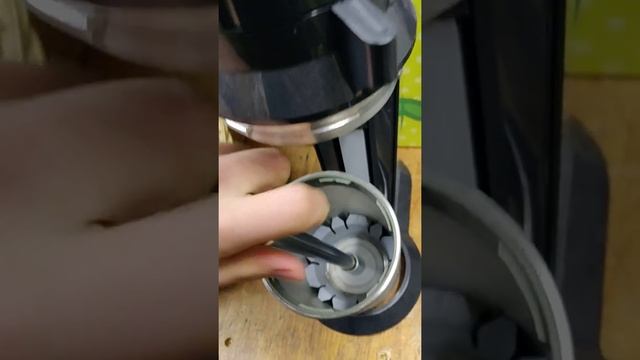 SodaStream Crystal 2.0 Flaschenhalter entfernen смотреть онлайн