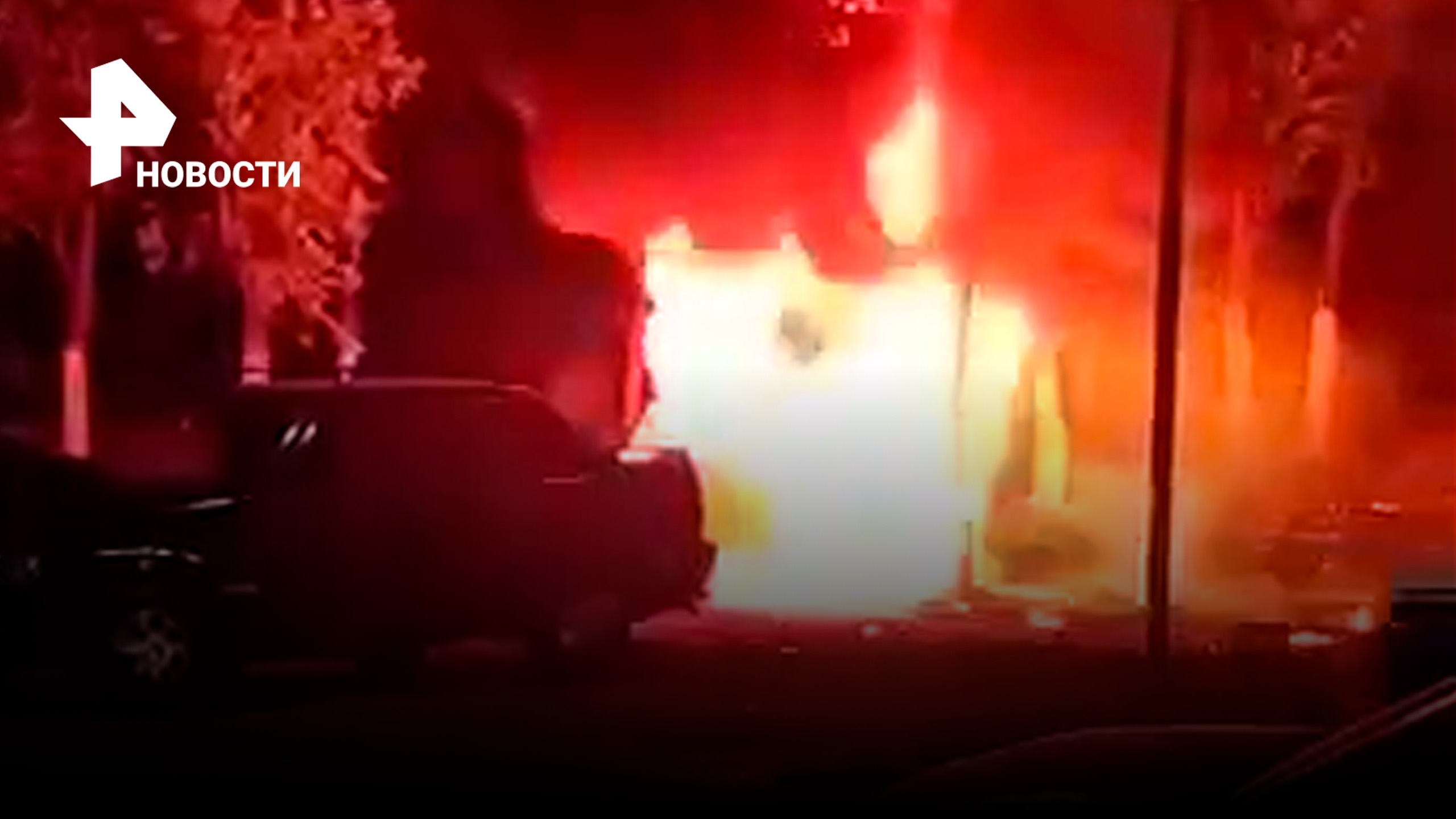 В огненной ловушке: девушка сгорела в авто после ДТП / РЕН Новости