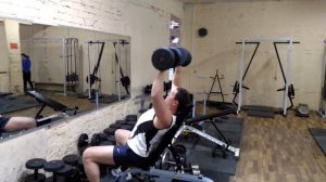 Жим гантелей сидя. 28 кг.