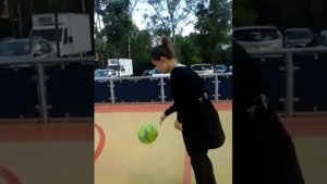 Как легко забросить мяч в кольцо!