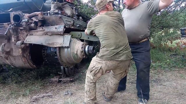 Снятие коробки передач с танка Т-64 смотреть онлайн