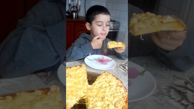 Андриян.кушает пиццу. смотреть онлайн