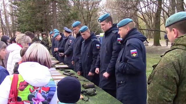 Десантники в Летнем саду на День Победы смотреть онлайн