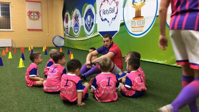 Первая тренировка для маленьких футболистов смотреть онлайн