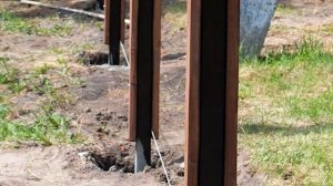 Вот зачем верхушки заборных столбов обрезают под углом: опыт старожилов
