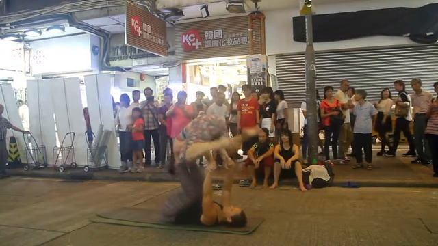 Выступление по акробалансу в Гонконге смотреть онлайн