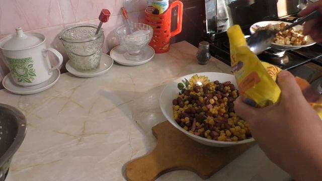 Салат с копченой колбасой  и сухариками. Вкусный, сытный салат на скорую руку.
