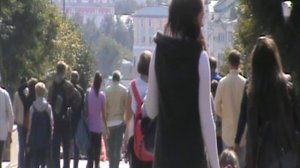 Люди прогуливаются по улице Ленина в городе Орле, город Орёл