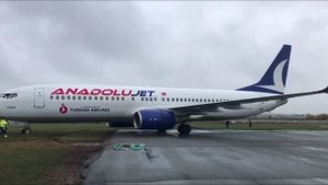 Самолет турецкой авиакомпании выкатился за полосу