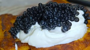 Взял картофель и приготовил отличный перекус. Моя девушка их обожает. "Трескает" их каждый день