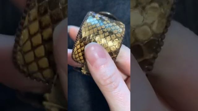 Браслет из кожи питона с редким золотистым фукситом. Высота манжета 3,3 см на запястье 16-18 см смотреть онлайн