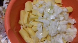 Корейка запеченная свиная в рукаве с луком и картофелем