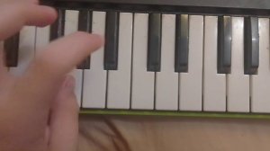 играю музыку из игры зайчик на пианино