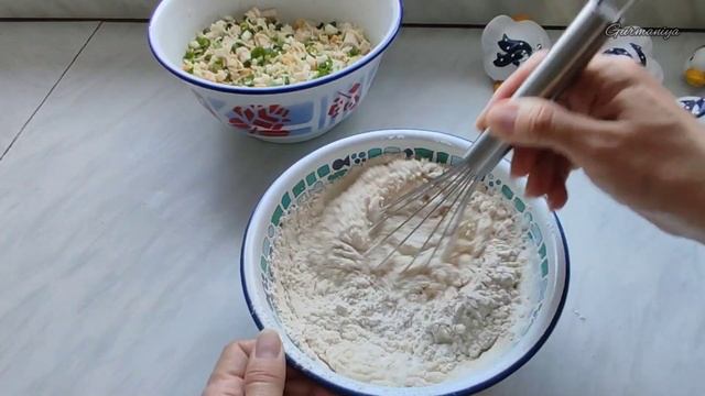 Много начинки, мало теста - простейший заливной пирог с сочной начинкой (курица, лук, яйцо и сыр)