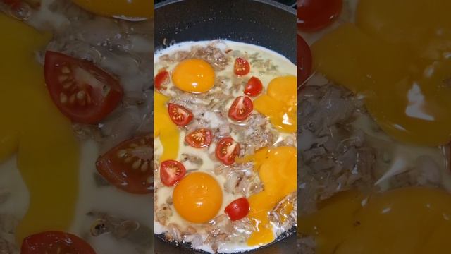 # готовим самую вкусную и сытную яичницу #домашняякухня #завтрак