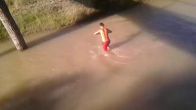 Неудержал ревновесия и упал с моста !(( смотреть онлайн