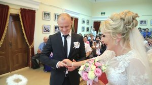 Бракосочетание в загсе и поздравления от родителей и гостей.