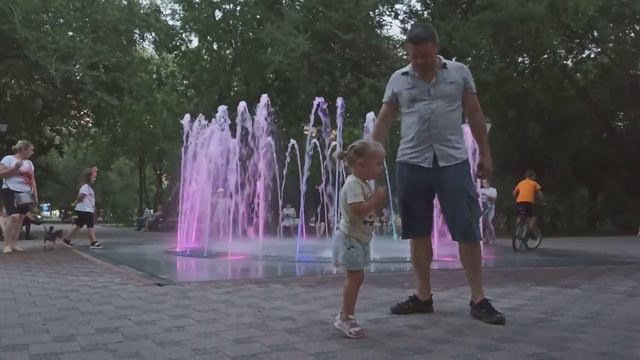 Сухой фонтан, играют дети, парк Аттрикционов, Спартановка, Волгоград, летом 20 августа 2023 года смотреть онлайн