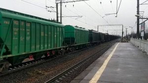 Электровоз ВЛ10-1510 с грузовым поездом на платформе Апраксин
