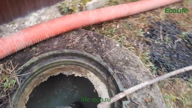 Откачка двух септических колодцев и зачистка дна от ила смотреть онлайн