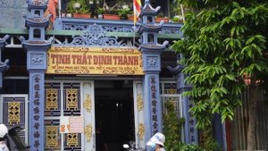 Sony ZV-E10 + Samyang 24mm 2.8 Cinematic Street test 4K