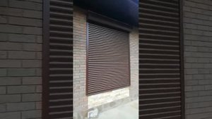 Рольставни автоматические на окнах дома, работа и управление с пульта дистанционного управления.