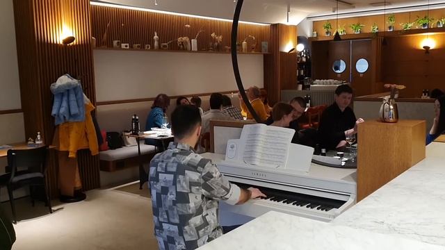 Restaurant Gone Silent After This Guy Started Playing The Piano смотреть онлайн