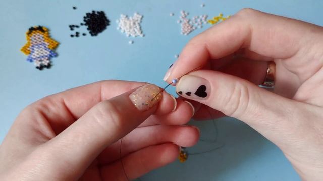 Фигурка Алиса в стране чудес из бисера в технике крестик смотреть онлайн