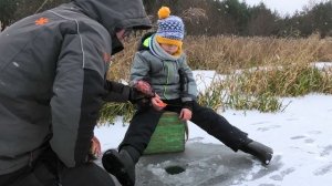 Рыбалка для детей! Ловля на мормышку! Чуть не провалился под лёд!