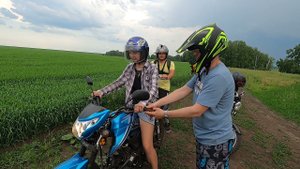 Катаемся на мопедах. Девчонка в 15 лет первый раз на новой Альфе