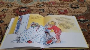 Конни катается на велосипеде. Лиана Шнайдер.