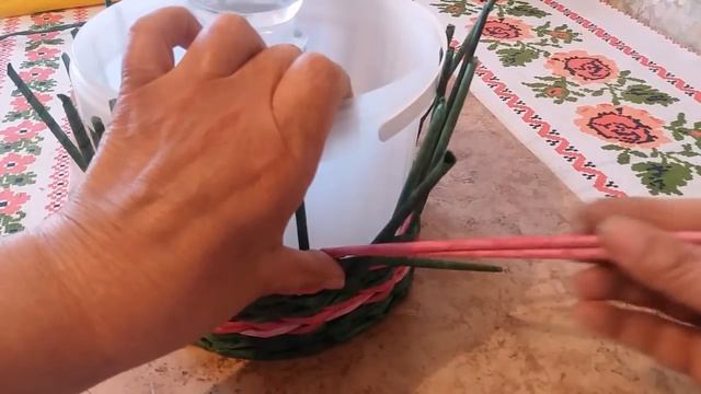 Корзина, ситцевым переплетением, своими руками.Плетение из газетных трубочек смотреть онлайн