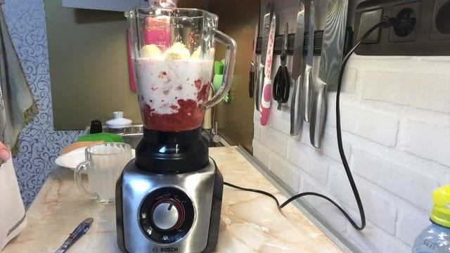 Фруктовое-молочный коктейль. Замена мороженому. При диетах отличное лакомство смотреть онлайн