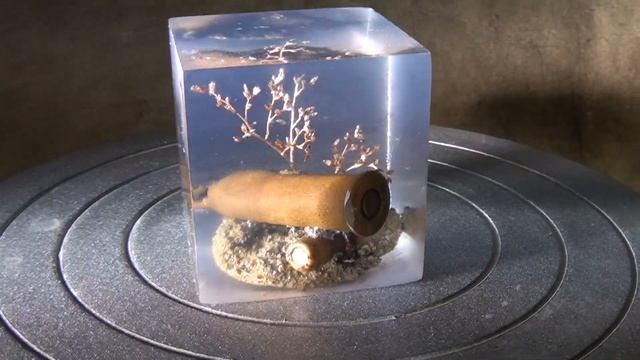 Кубик из смолы с землей Мамаева Кургана и стреляными гильзами с полей Сталинградской битвы смотреть онлайн