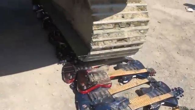 Pemusnahan Ratusan Gitar Gibson Firebird X смотреть онлайн