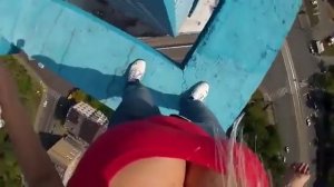 Как сохранить равновесие и не упасть с большой высоты?