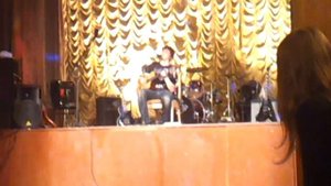 Повесил свой сюртук на спинку стула музыкант