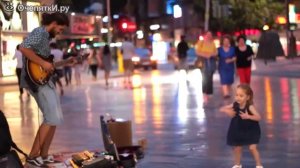 Деспасито.Малышка подыграла уличному музыканту