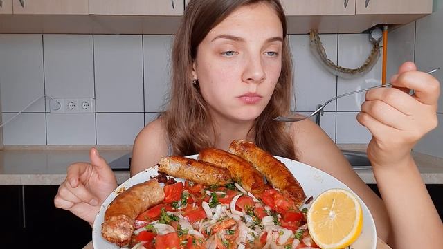 MUKBANG:// МЯСНЫЕ КОЛБАСКИ/ ОВОЩНОЙ САЛАТ// ПРИЧИНА МОЕЙ ДЕПРЕССИИ??// NOT ASMR смотреть онлайн
