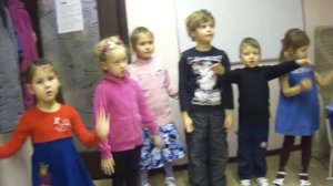 Дети поют песню на английском