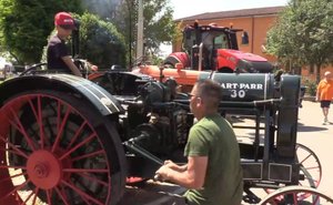 Запуск трактора 1924 года, работающего на сырой нефти. Трактор с нефтяным двигателем.