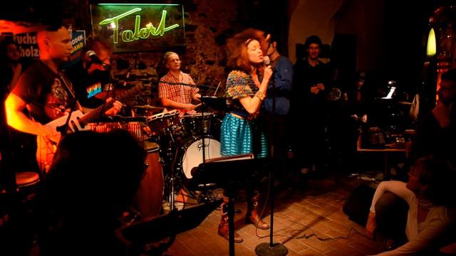 Franz Trattners Funk Orchestra mit Nicole Rochelle im Tatort Pub Tamsweg Dez. 2012 смотреть онлайн