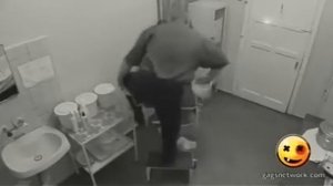 Умора ОХРАННИК решил проверить как девушки сидят на кресле у гениколога