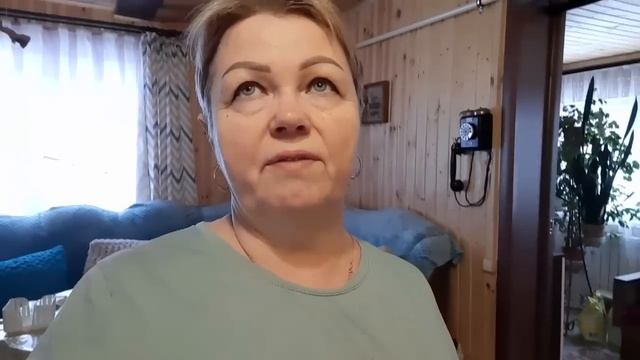 ЛЁШИК ПОДКИНУЛ СЕНЦА КУРОЧКАМ.А Я ПРОБУЮ КУРКУМУ ЛАТТЕ. смотреть онлайн