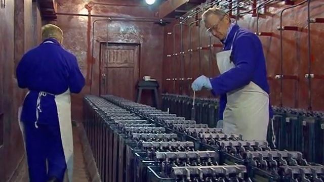 Работают специалисты-аккумуляторщики цеха электроснабжения смотреть онлайн